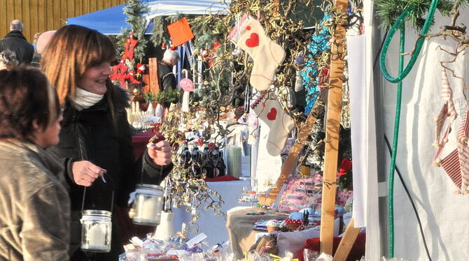 Viel Selbstgemachtes an Ständen auf dem Weihnachtsmarkt in Tübingen. FOTO: MEY