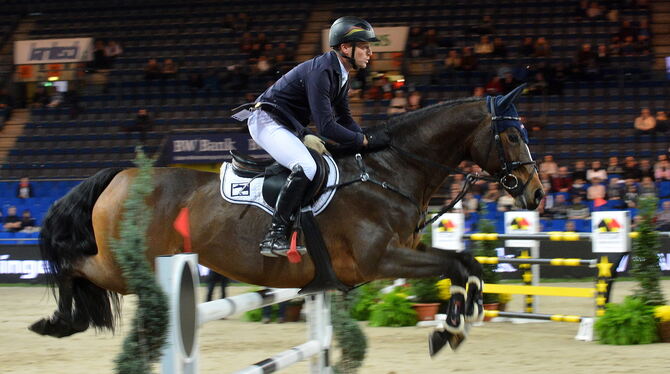 Erfolgreich: Michael Jung mit seiner jungen Stute Corazon. FOTO: NIETHAMMER