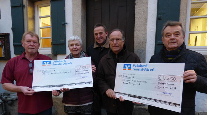 Jeweils 1 000 Euro gingen an den Förderverein für krebskranke Kinder in Tübingen und an das Eninger Hospiz Haus Veronika.