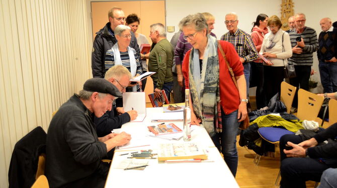 Schlangestehen für Widmung und Signatur: Jürgen Jonas und Herbert Hägele mussten zahlreiche Exemplare unterzeichnen.   FOTO: EBE