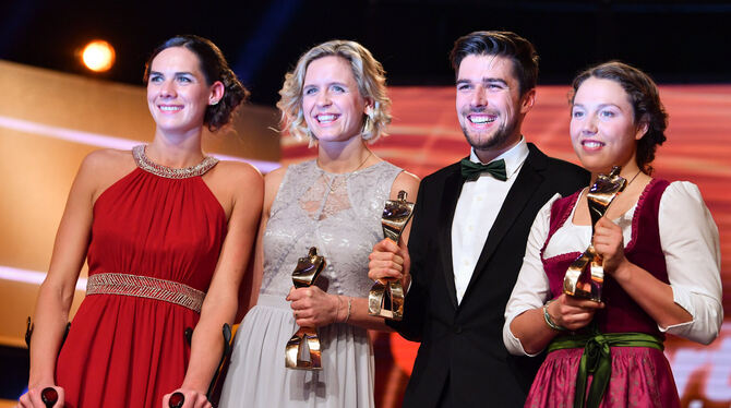 Schön war das, einfach schön: Kira Walkenhorst, Laura Ludwig, Johannes Rydzek und Laura Dahlmeier (von links). FOTO: DPA