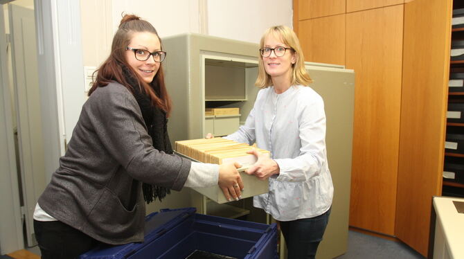 Simone Lang (rechts) und ihre Mitarbeiterin Tatjana Pfeiler beim Packen, ab dem kommenden Jahr wird die Pfullingerin als freiber