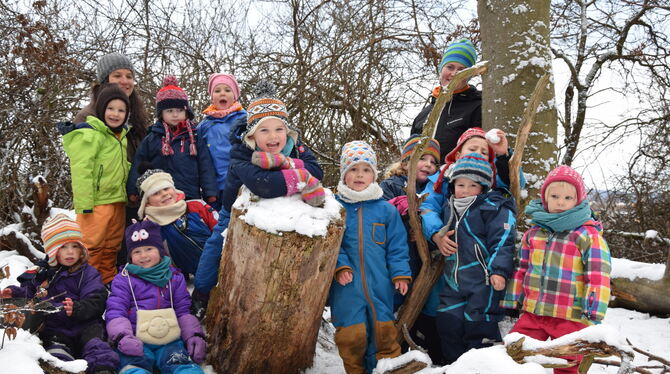 Das steht bei Waldkindergärten im Mittelpunkt: Mit den Kindern viel raus in die Natur, auch im Winter, wie hier beim Waldkinderg