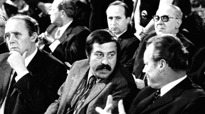 Heinrich Böll, Günter Grass und Bundeskanzler Willy Brandt (vorn, von links) beim 1. Kongress des Verbands Deutscher Schriftstel