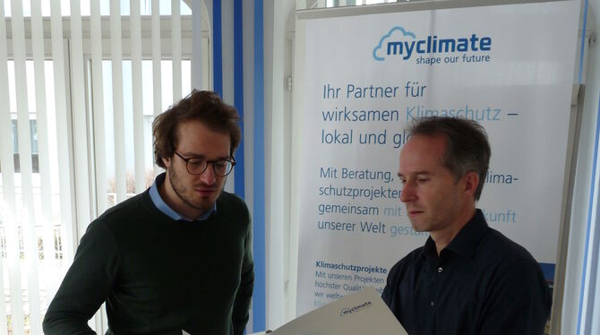 Lorenz Hüttenhofer (links) und Stefan Baumeister von Myclimate. FOTO: HÄRING