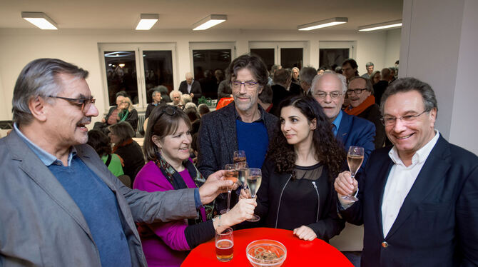 Ein Hoch auf uns (von links): Linken-Landesgeschäftsführer Bernhard Strasdeit, Bundestagsabgeordnete Heike Hänsel, Stadtrat Rüdi