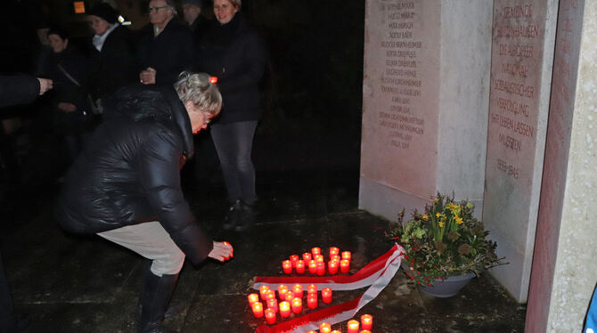 Bei der Gedenkfeier vor dem Mahnmal in Buttenhausen mit den Namen der Opfer wurden Kerzen aufgestellt. FOTO: BLOCHING