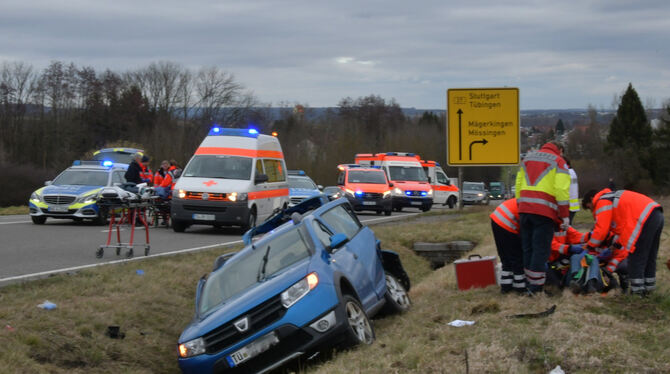 Nach dem Auffahrunfall wurde der blaue Dacia zwischen einem Kleinwagen und einem Laster durchgeschoben und flog schließlich in d