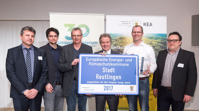 Franz Untersteller (links) mit dem Reutlinger Klimaschutzmanager Ralf Bültge-Bohla: Wo die Reutlinger ihr neues Schild aufhängen