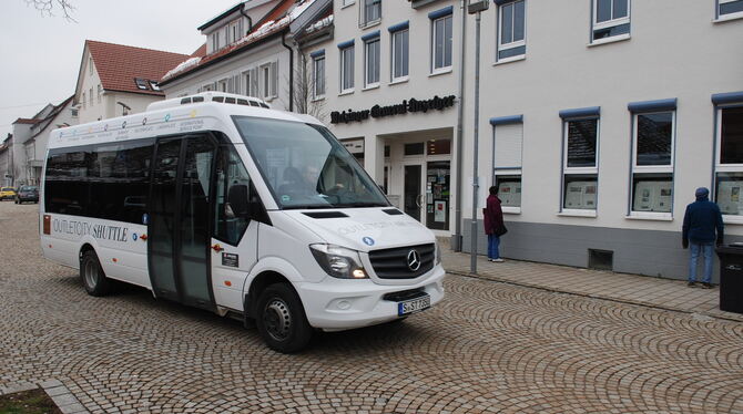 Noch viele Plätze frei: im neuen »Outletcity-Shuttle«, hier an der ebenfalls neuen Haltestelle vor der GEA-Geschäftsstelle am Ke