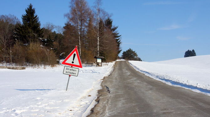 Wird gerichtet und verbreitert: Die Gemeindeverbindungsstraße von Eglingen nach Buttenhausen hat beides bitter nötig. FOTO: JOBA