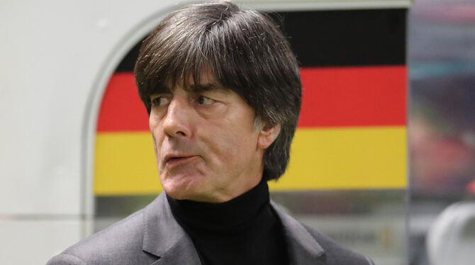 Nicht zufrieden, aber auch nicht besorgt nach der Niederlage gegen den Rekordweltmeister in Berlin: Joachim Löw. FOTO: DPA