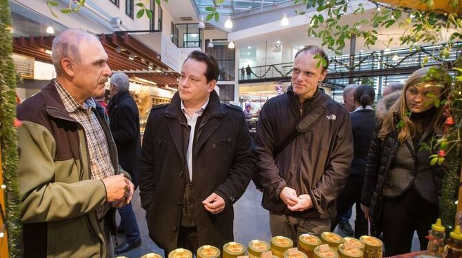 Markthallen-Imker Gerhard Kasper im Gespräch mit Minister Alexander Bonde und dem Grünen-Abgeordneten Thomas Poreski (von links)