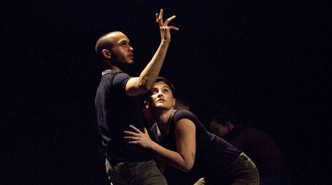 Mitglieder der Resondancer Company aus Lyon im Stück »Ambush«.  FOTO: TONNE/SCHULTZE