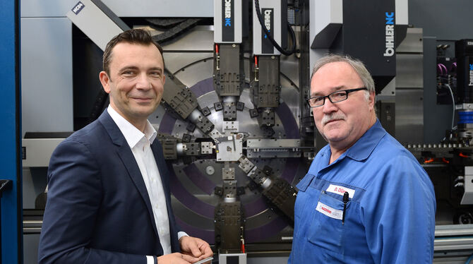 Prokurist Jérôme Geay (links) und Werkzeugmechaniker Dietmar Dürr von Kaizhong Vogt in Reutlingen vor einem neuen Stanzbiegeauto