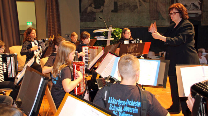 Die Akkordeonorchester des Pfullinger Albvereins begleiteten den Familienabend musikalisch.  FOTO: LEIPPERT