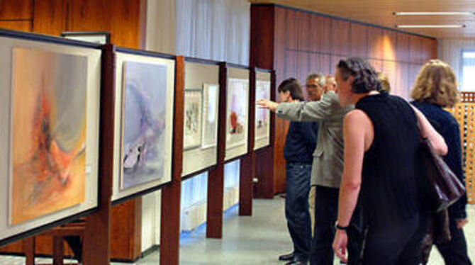 Auf großes Interesse stieß die Ausstellung Reutlinger Hobby-Künstler in der Kundenhalle der Kreissparkasse am Markt.  FOTO: TRIN