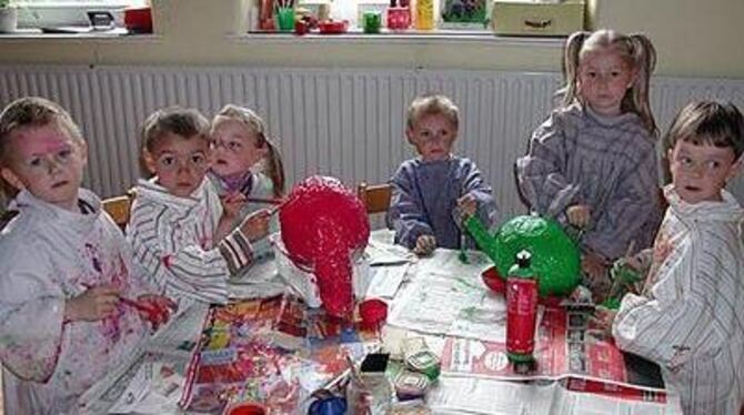 Eifrig waren die &raquo;Pusteblume&laquo;-Kinder bei der Sache, um Dinos zu basteln und zu bemalen.  FOTO: MAR