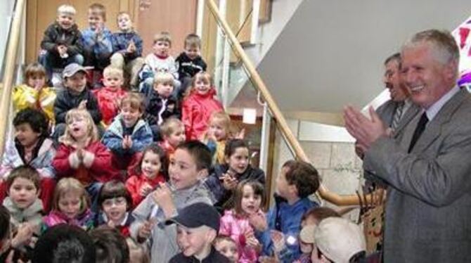 Kinder und Bürgermeister freuen sich gleichermaßen über die Rathaus-Ausstellung in Metzingen. FOTO: MAR