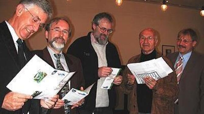 Sie stellten die Kulturwege 2004 vor (von links): Dr. Klaus Adam, Bürgermeister Rudolf Heß, Hermann Wick (i'kuh), Prof. Dr. Herm