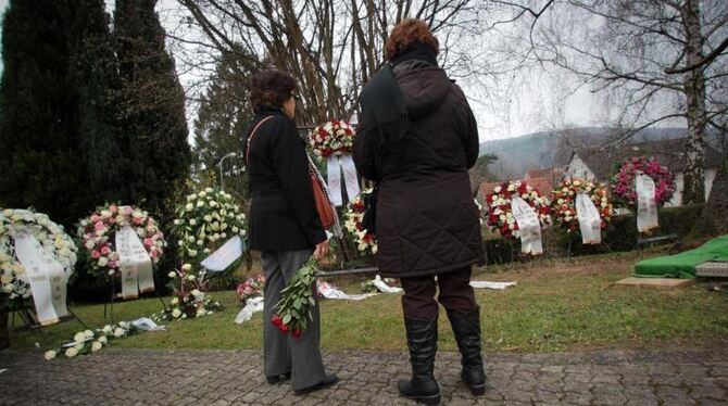 Zwei Frauen stehen auf dem Friedhof im hessischen Bad Soden-Salmünster am vorbereiteten Grab für Tugce. Foto: Fredrik von Eri