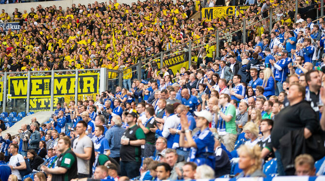 Der Inbegriff der Fußball-Begeisterung: Revier-Derby zwischen dem FC Schalke 04 und Borussia Dortmund. FOTO: EIBNER