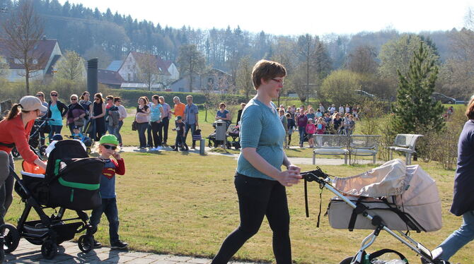 So wie unlängst bei der Kundgebung für die Geburtshilfe sollen auch künftig junge Familien in Richtung Albklinik strömen. FOTO: