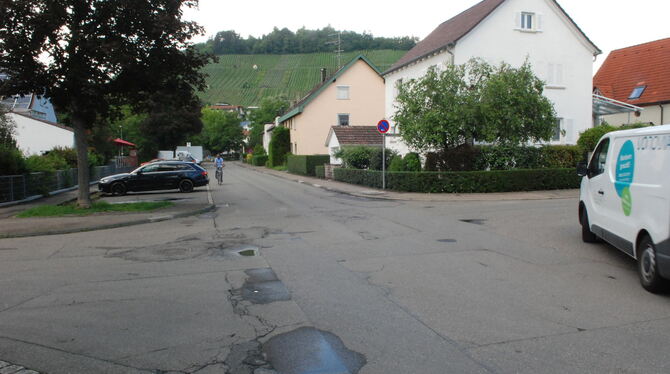 Löcher, Risse, Flicken: Die Maurenstraße ist ein Sanierungsfall.  FOTO: PFISTERER