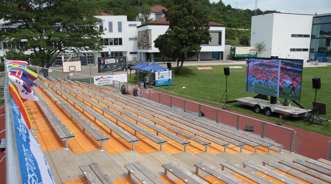 Große Tribüne fürs Public Viewing bei der Aktion »Schule als WM« im Mössinger Firstwaldgymnasium. Die nur drei Zuschauer haben n