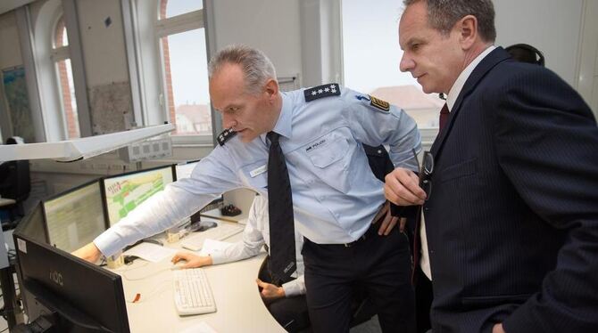 Innenminister Reinhold Gall (rechts) besuchte gestern auch das Führungs- und Lagezentrum des Polizeipräsidiums Reutlingen in der