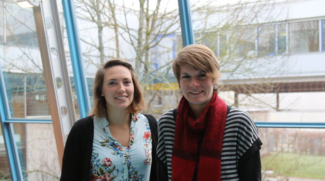 Theresa Hoffmann (links) und Anna-Julia Toll beraten zu Fragen rund ums Studium an der Hochschule Reutlingen. FOTO: PRIVAT