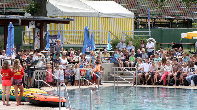 Sportevent in Dettingen: Der Sonntag beginnt, wie schon beim letzten Mal, mit einem ökumenischen Gottesdienst im Freibad mit Kin