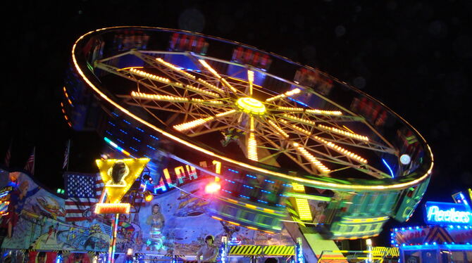 Zu einem richtigen Volksfest gehören Fahrgeschäfte. Und oben rechts entdeckt der aufmerksame Betrachter den Mond. FOTO: THIEME