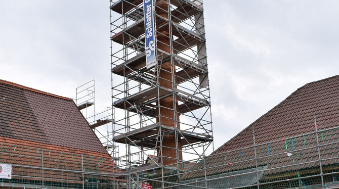 Es sieht so aus, als habe Walddorfhäslach neuerdings einen Aussichtsturm. Direkt neben der alten Molkerei ragt etwas in den Himm