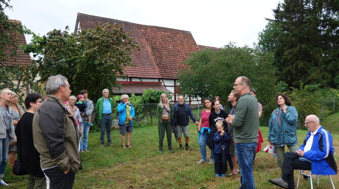 Da war es kurz mal trocken: Sören Frommer (stehend mit Brille) führte Festgäste zur früheren Burg in Nehren. FOTO: STRAUB