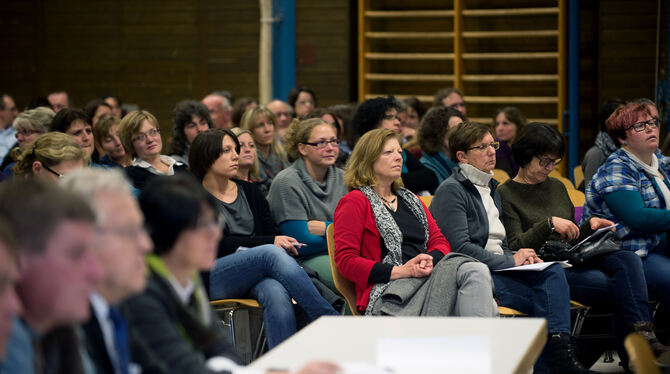 Konzentrierte Zuhörerinnen und Mitrednerinnen bei der St. Johanner Gemeinderatssitzung. 	Foto: Trinkhaus