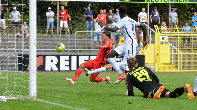 In dieser Szene scheitert Dominic Sessa (rotes Trikot) an der Latte, später erzielt er das Ausgleichstor für den SSV.  FOTOS.: N