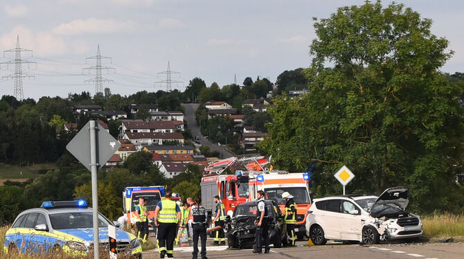 Bei einem heftigen Zusammenprall zweier Autos auf der Landesstraße zwischen Bempflingen und Großbettlingen wurden drei Personen