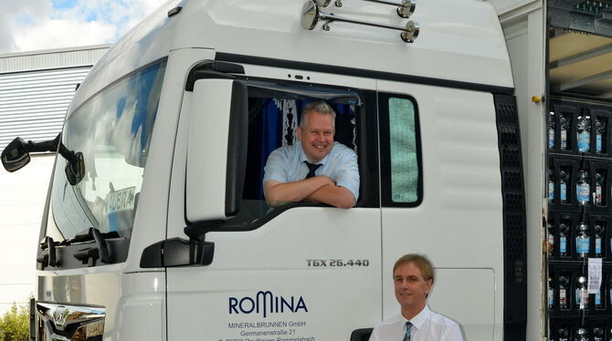 Den Romina-Geschäftsführern Stefan Gugel (sitzend) und Achim Jarck macht ihr Job derzeit sichtlich Spaß. FOTO: NIETHAMMER