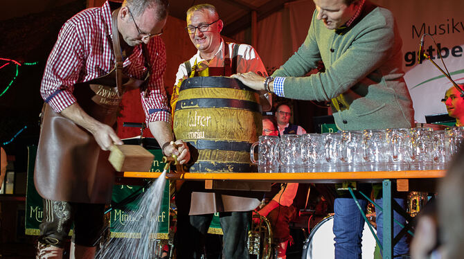 Für Frisches aus dem Fass sorgten (von links) Michael Knupfer, Franz Roggenstein und Peter Baader (Zwiefalter Klosterbräu).  FOT