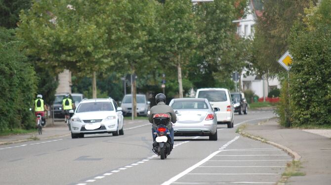 Eindringlinge im Neuhäuser Radfahrschutzstreifen: Jede Menge Autos, Roller- und Motorradfahrer tummeln sich dort - während viele