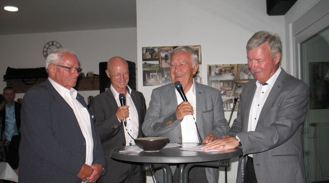 Walter Möck (rechts) und Emil Schmid (links) erzählen mit dem ehemaligen Bürgermeister Dieter Winkler (2. von rechts) von früher