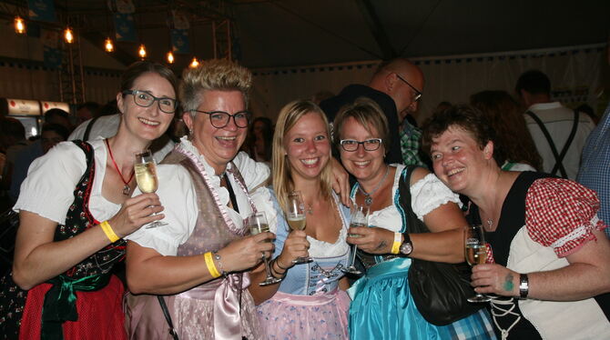 Fröhlich gefeiert wurde beim Bierfest in Zwiefalten – auch mit einem Glas Sekt. FOTO: THUMM