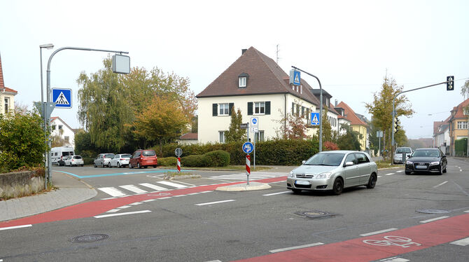 Die Fahrradstraße Moltke-/Bellinostraße (mit blauer Markierung) endet bislang jäh an einer unübersichtlichen Kreuzung mit der Ri