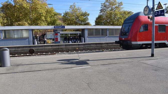 Die Gleise 2 und 3 in Metzingen sind nur über Treppen zu erreichen: Fahrstühle sollen künftig Abhilfe schaffen und den Bahnhof w