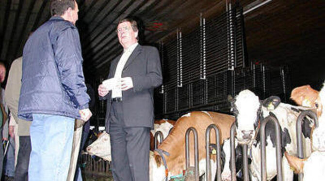 Hoher Besuch im Kuhstall des Holzelfinger Landwirts Traugott Herrmann (links): Minister Willi Stächele. GEA-FOTO: US