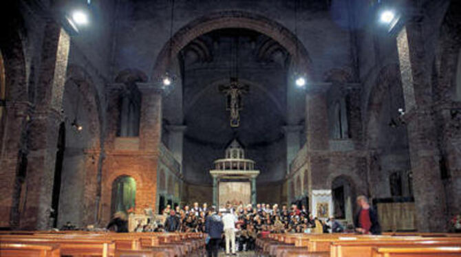 Lombardische Backstein-Romantik: Ansingen in der Kirche Santuario della Vittoria in Lecco. FOTO: MARTIN HERMANN