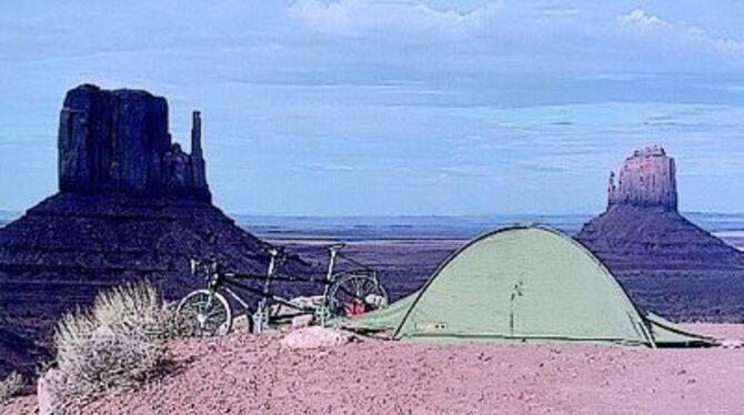 Zelten im Monument Valley (Utah): Die beiden Reutlinger radeln stets mit Minimal-Gepäck auf einem 17 Kilo leichten Tandem. FOTO: