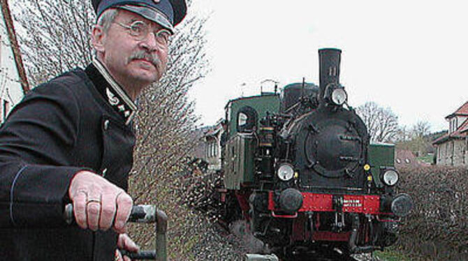 Bahn frei für den Hohenzollerzug: Dieter Reichhold kurbelt in Gomadingen die Schranken hoch. FOTO: JOACHIM BAIER