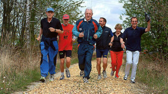 Bei der Einweihung des Erwin-Durst-Laufpfades wurden die ersten Runden gedreht. FOTO: TRINKHAUS